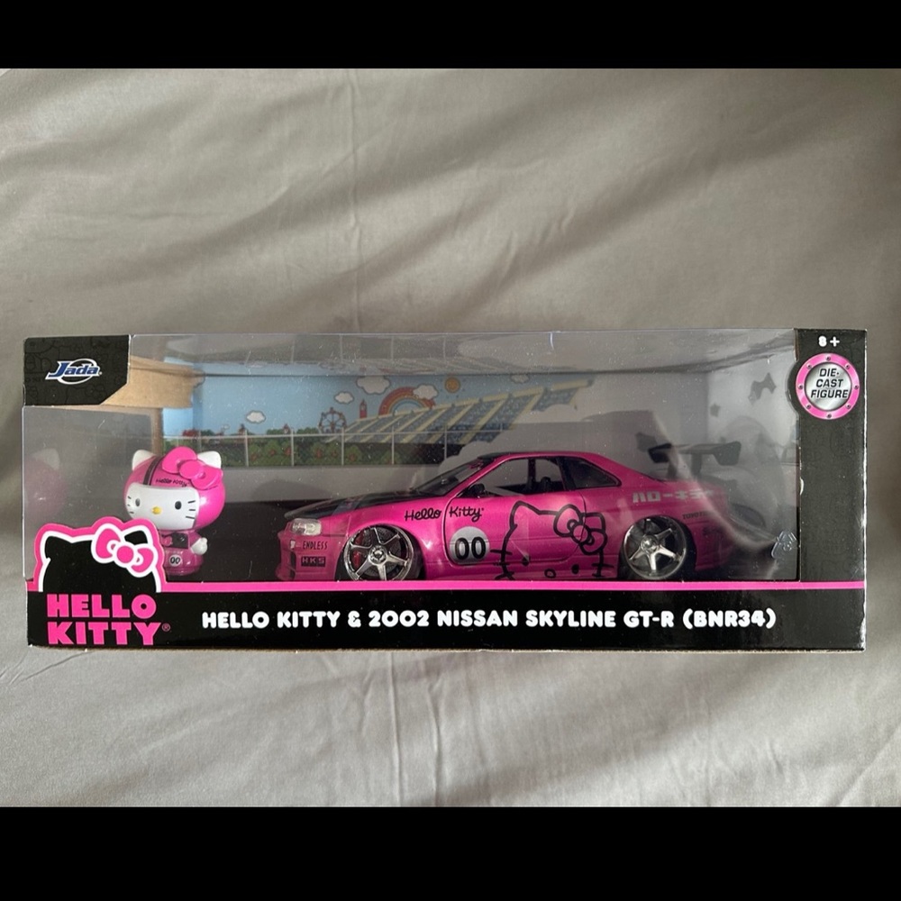 Hello Kitty 2002 Nissan Skyline GT-R